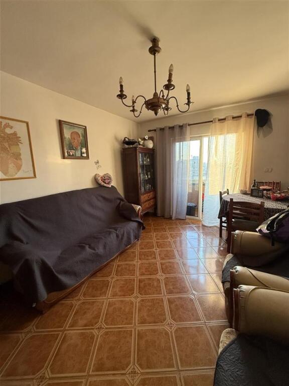 Apartament për qera - rruga Ferit Xhajko