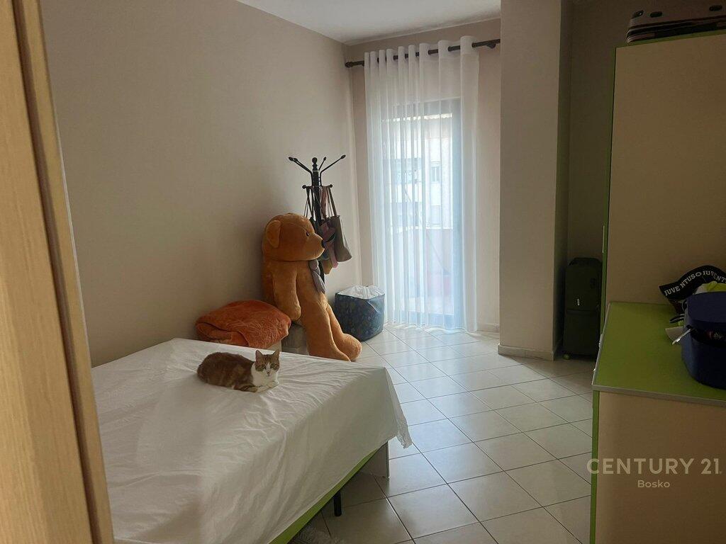 Vendesi in vendita 1+1 vicino ai palazzi Çabej-Yzberisht!

