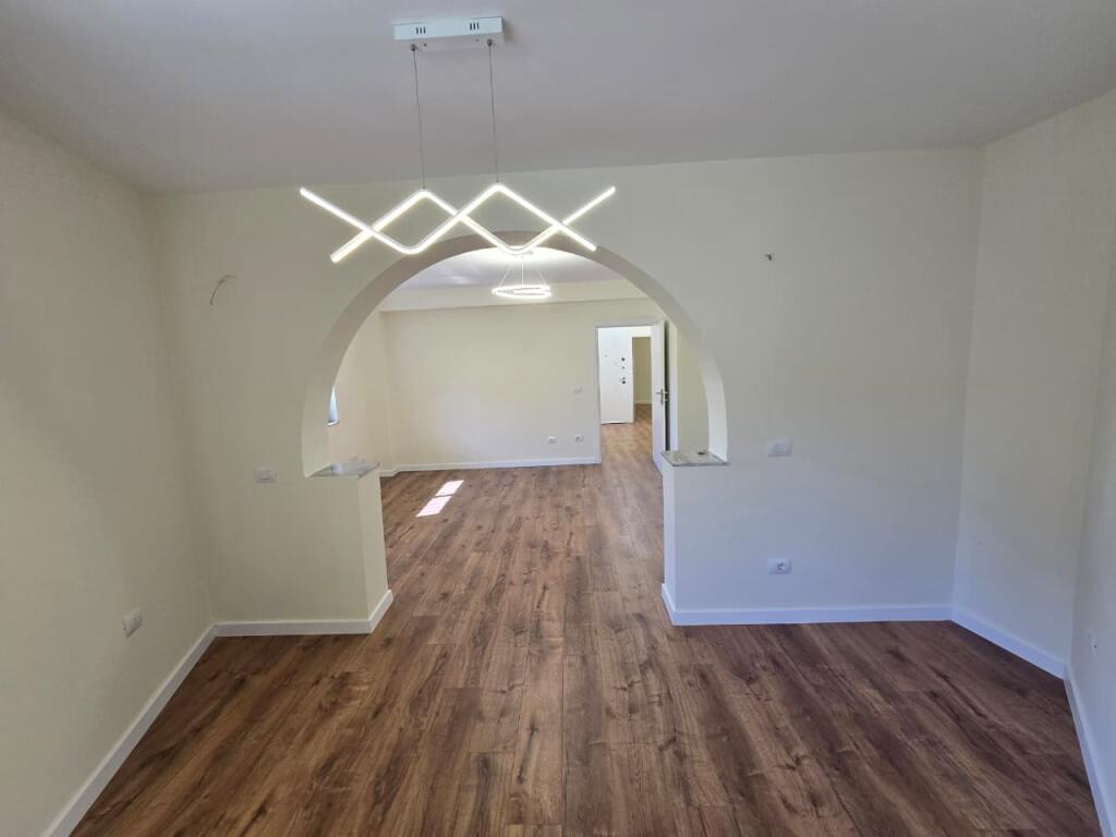 Shitet apartament 2+1 me kuzhine te vecuar + Depo.