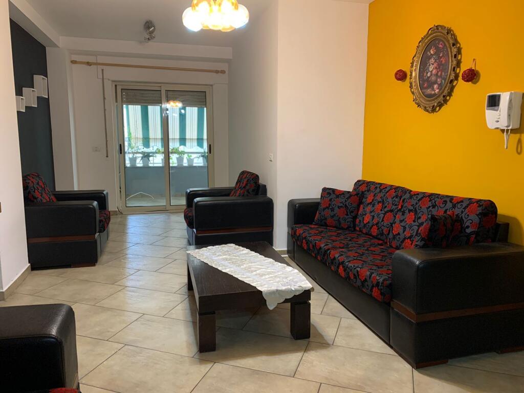 Rruga Fortuzi pas Ministrise se Drejtesise,jepet me qera apartament ,2+1,i mobiluar.60,000Leke
