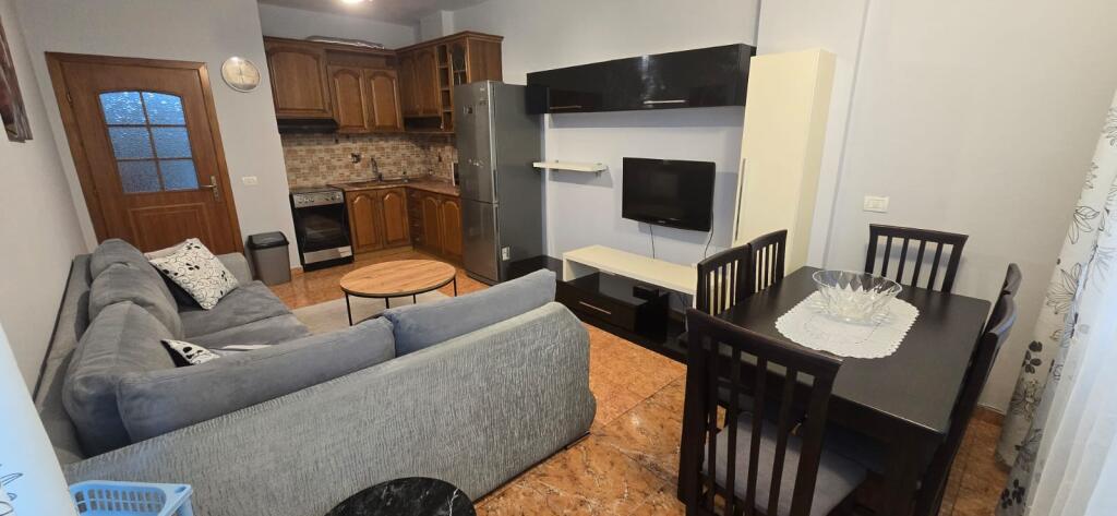 🏢Tek Ish Parku Autobuzave,pas Qendres Globe  jepet me qera apartament 1+1,i mobiluar.50,000Leke