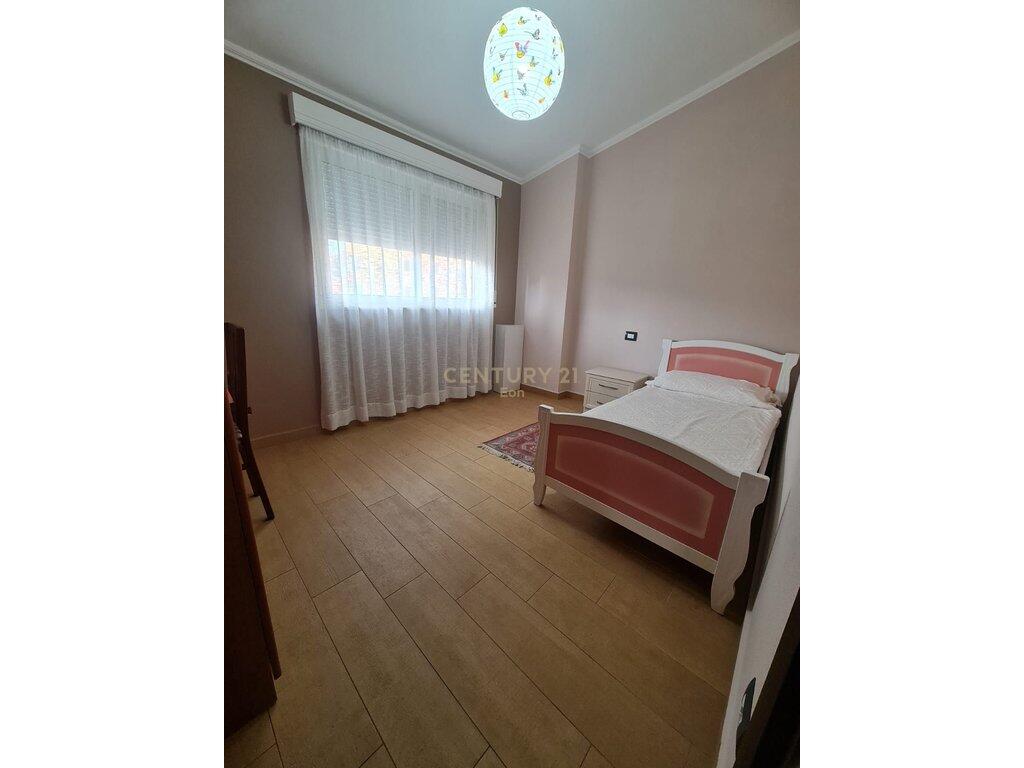 JEPET ME QIRA APARTAMENT 3+1+2+VERANDE NE QENDER DURRES !