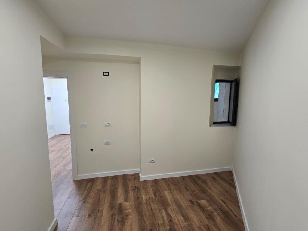 Shitet apartament 2+1 me kuzhine te vecuar + Depo.