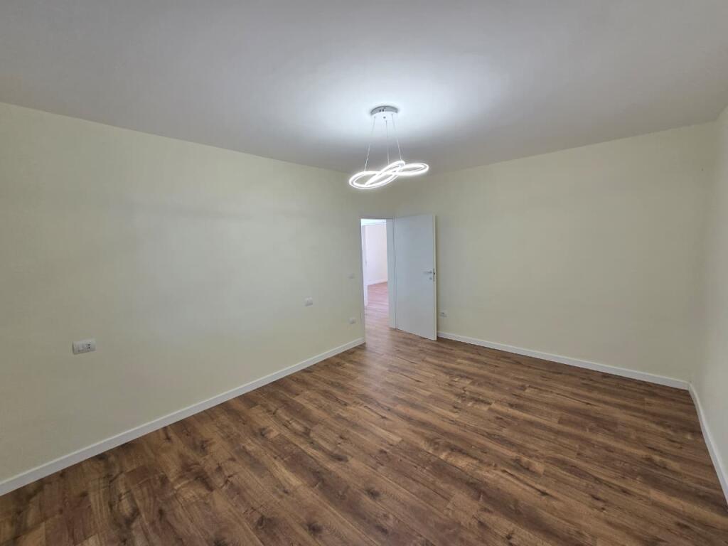 Shitet apartament 2+1 me kuzhine te vecuar + Depo.