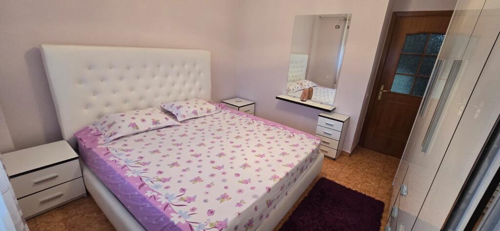 🏢Tek Ish Parku Autobuzave,pas Qendres Globe  jepet me qera apartament 1+1,i mobiluar.50,000Leke