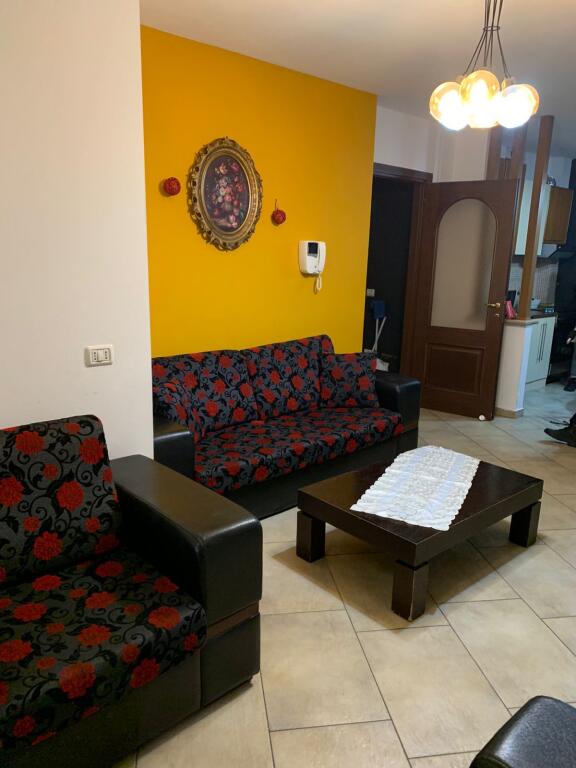 Rruga Fortuzi pas Ministrise se Drejtesise,jepet me qera apartament ,2+1,i mobiluar.60,000Leke
