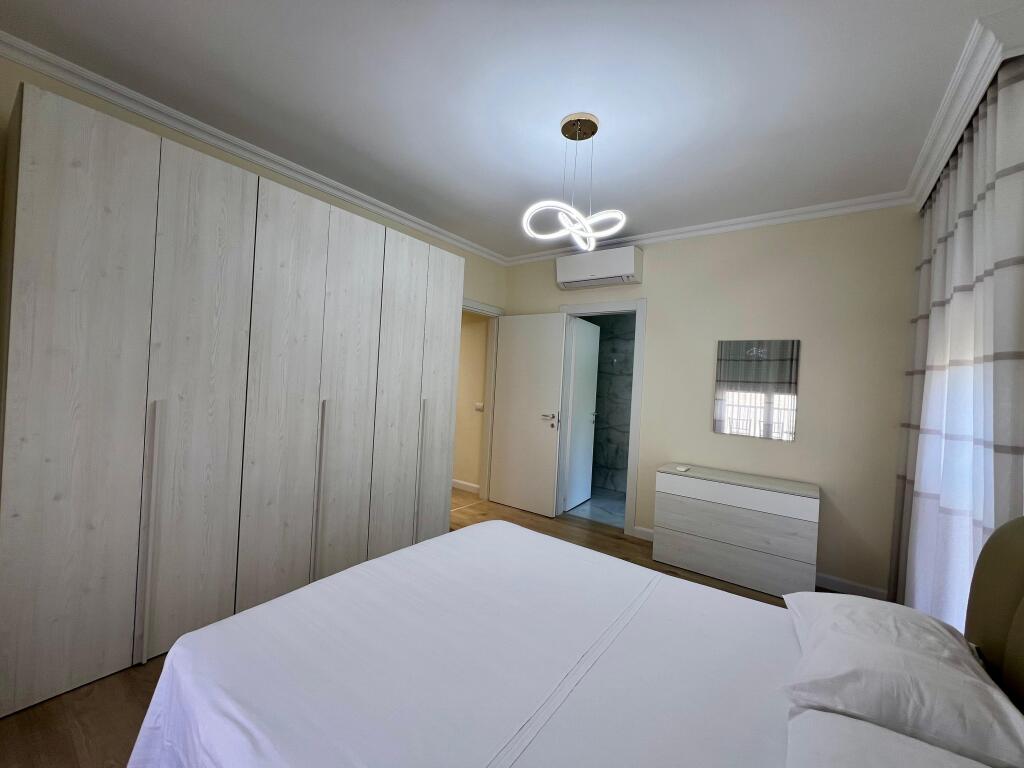 Affitto, Appartamento 2+1+3 Bagni "Pazari i Ri", Tirana.