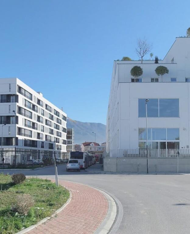 Terreno in affitto vicino alla rotatoria del 5 Maggio accanto alla strada "Xhemal Sheh Abazi"