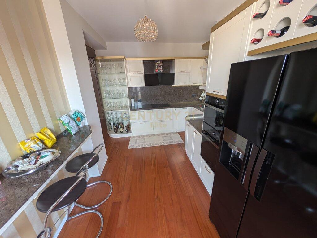 Shitet Apartament 2+1+2 pranë Kopshtit Zoologjik