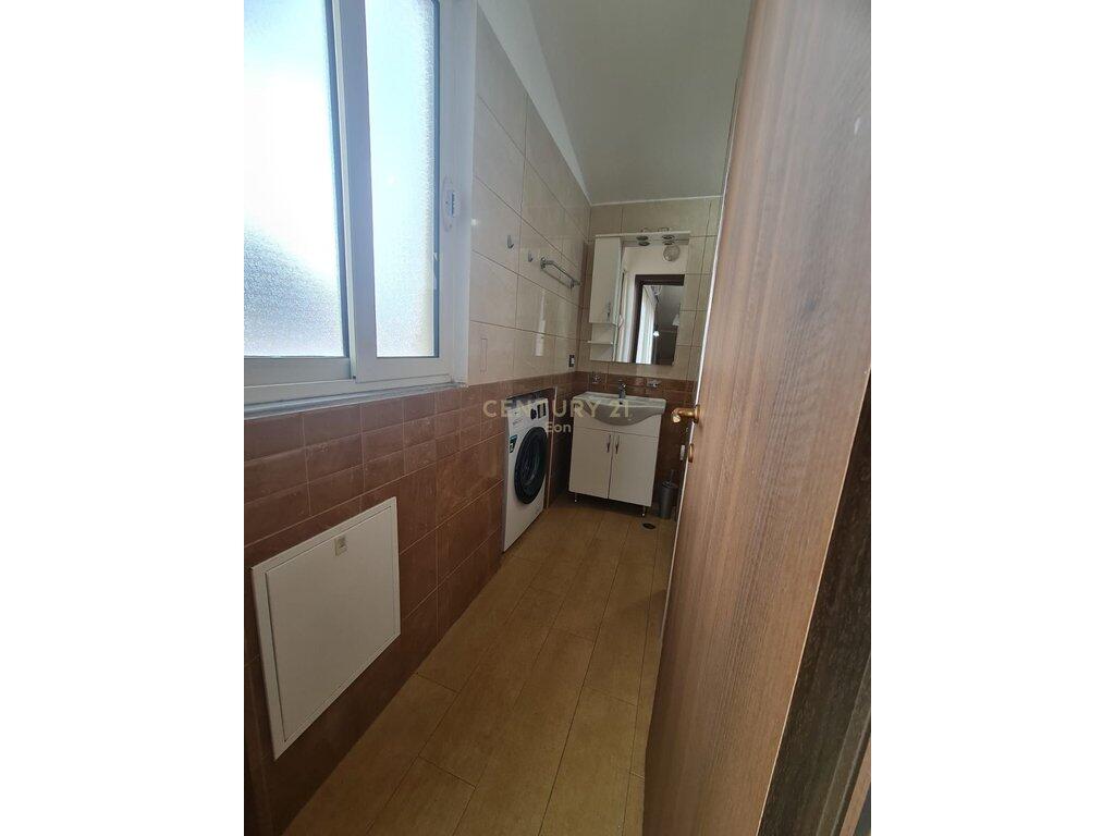 JEPET ME QIRA APARTAMENT 3+1+2+VERANDE NE QENDER DURRES !