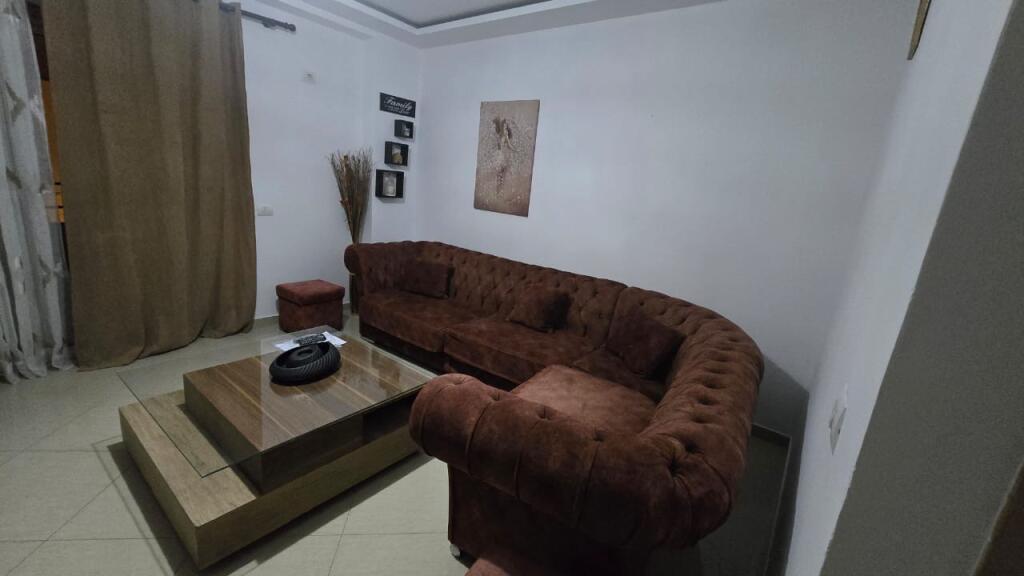 Jepet me qera apartament 2+1 te Kodra e Diellit!