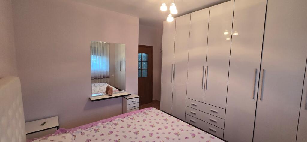 🏢Tek Ish Parku Autobuzave,pas Qendres Globe  jepet me qera apartament 1+1,i mobiluar.50,000Leke