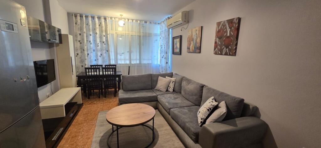 🏢Tek Ish Parku Autobuzave,pas Qendres Globe  jepet me qera apartament 1+1,i mobiluar.50,000Leke