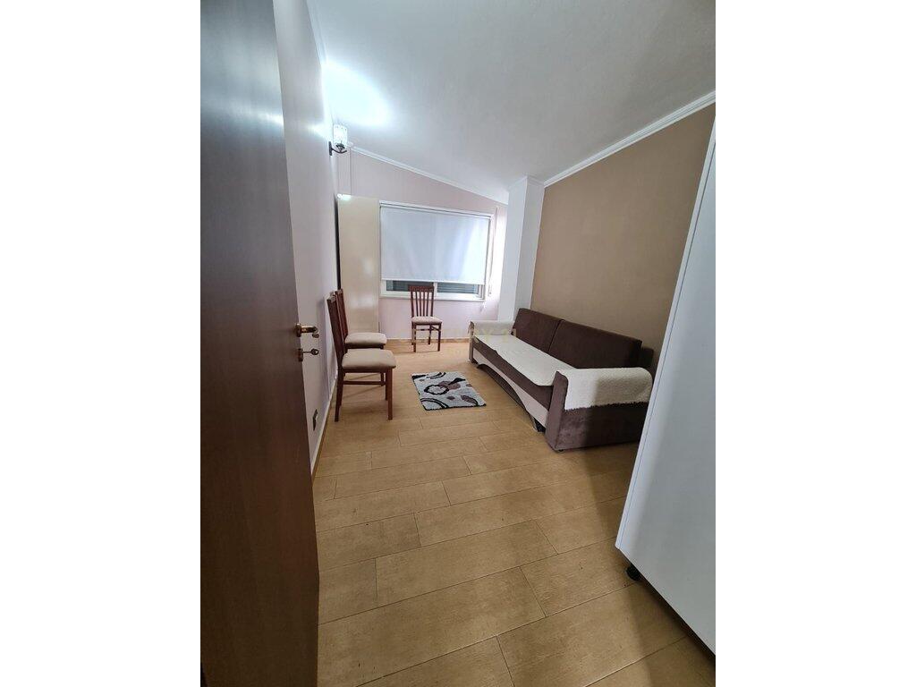 JEPET ME QIRA APARTAMENT 3+1+2+VERANDE NE QENDER DURRES !
