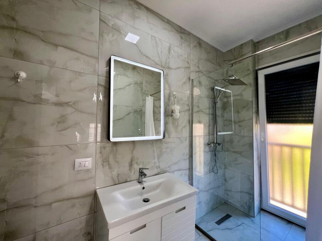 Affitto, Appartamento 2+1+3 Bagni "Pazari i Ri", Tirana.