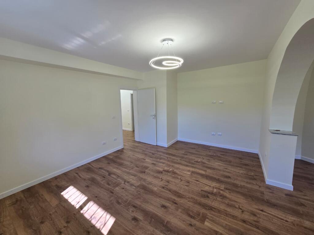 Shitet apartament 2+1 me kuzhine te vecuar + Depo.