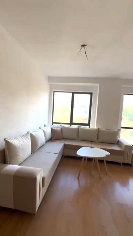 🏢Nella zona di 5 Maj, vicino alla scuola “Ardian Klosi”, si affitta un appartamento 3+1+2, in fase di arredamento. 50.000 Leke