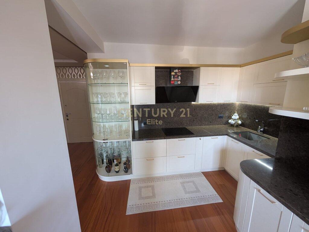 Shitet Apartament 2+1+2 pranë Kopshtit Zoologjik
