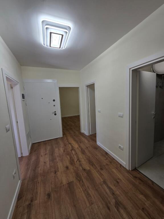 Shitet apartament 2+1 me kuzhine te vecuar + Depo.
