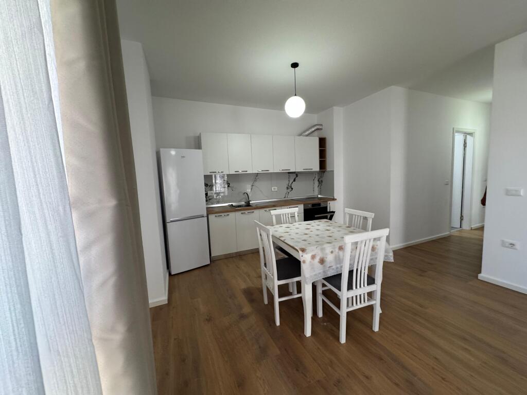 📢 Jepet me qira Apartament 2+1 +2 📍 Don Bosko, Tek Trio Tower  Kati 3 pallat I ri me ashensor  🏢 Ndërtim i ri – zonë e qetë dhe e aksesueshme 💶 Çmimi: 850€/muaj   ✅ Mundësi shumë e mirë për banim komod  📱 Kontakto: