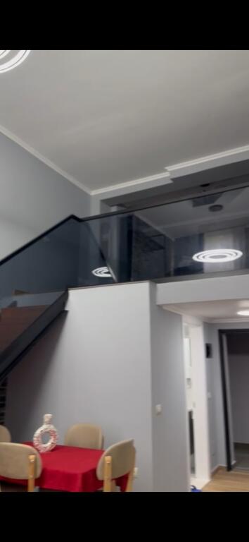 Jepet me qera 2+1 dubleks mobiluar 55000 lek mbrapa Ambasada Ambasada