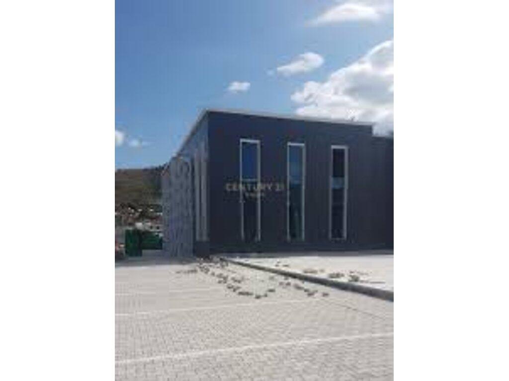 WE ARE RENTING A WAREHOUSE ON THE MAIN STREET IN PEZE HELMES!