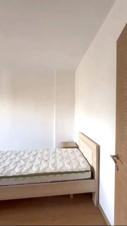 🏢Nella zona di 5 Maj, vicino alla scuola “Ardian Klosi”, si affitta un appartamento 3+1+2, in fase di arredamento. 50.000 Leke