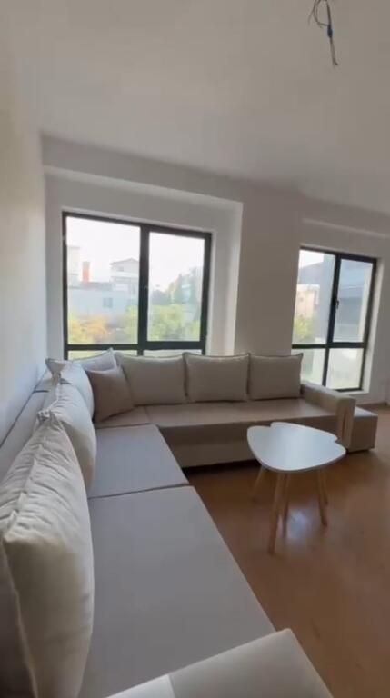 APARTAMENT ME QERA 3+1 RRUGA 5 MAJ 500 EURO
