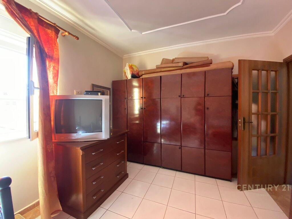 JAPIM ME QIRA APARTAMENT 1+1 RRUGA E DIBRES, MEDRESE !