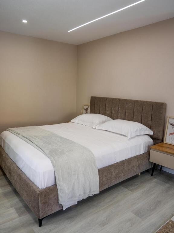 🚪Jepet me qira apartament 1+1 me parking  📍Qender Tiran  9 katshet Tek Hotel Stela💰 Çmimi: 750 euro  