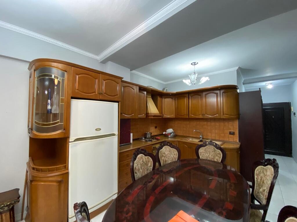 Jepet me qera apartament 2+1 në Laprakë!