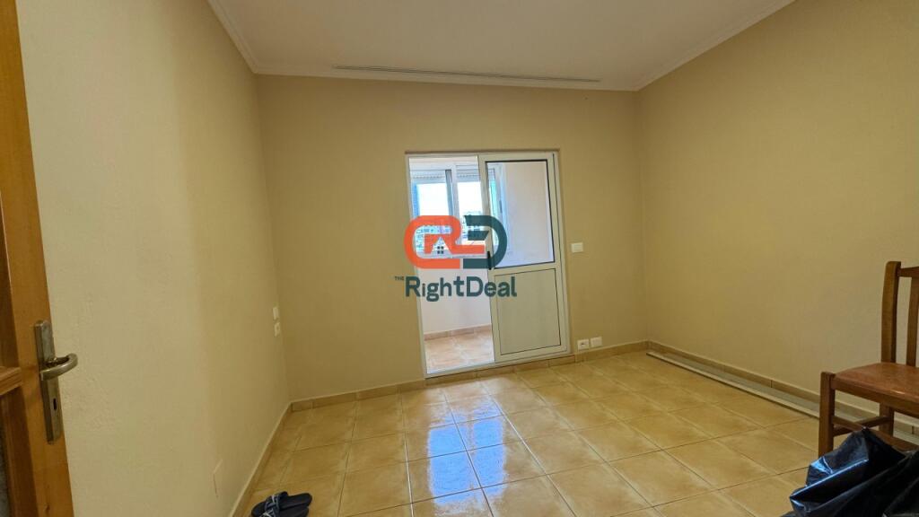 Prane Pazarit Te Ri, Shitet Apartament 1+1, Me Hapesira Te Bollshme Dhe Planimetri Te Rregullt !!