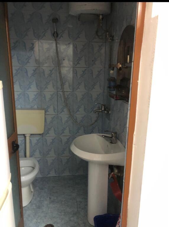🏢Ne zonen e Rr.Dibres,prane Fakuletit te Mjeksise jepet me qera apartament 1+1,i mobiluar. 35,000Leke
