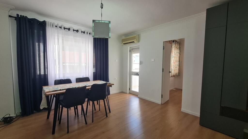 Jepet me QIRA për ZYRA apartament 3+1 tek Conad në BLLOK
