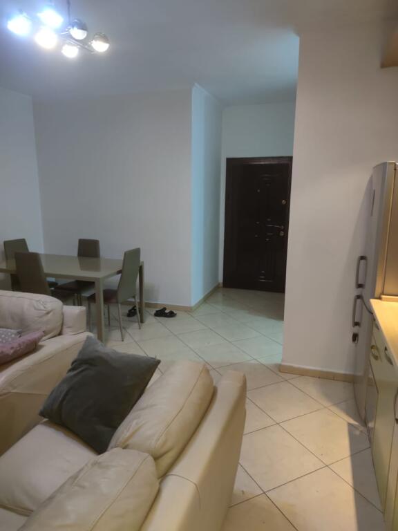 Apartament 2+1 me qira te Rruga Ferit Xhajko, prane ish Restorant Durresi