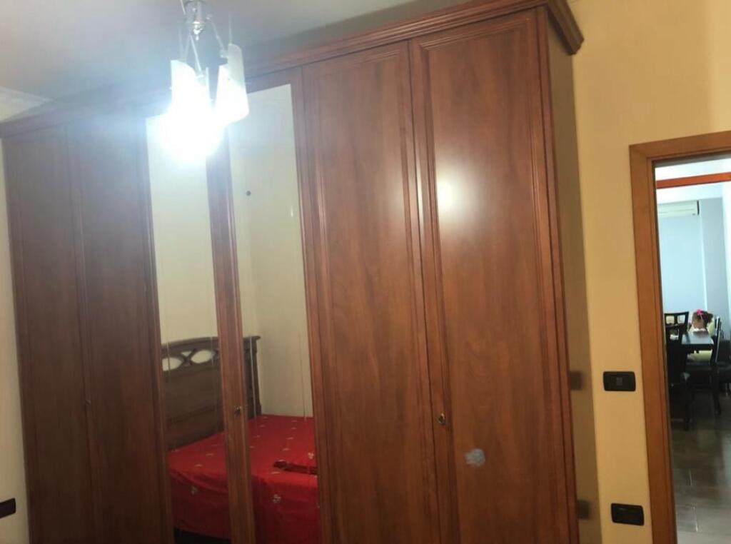 Jepet me qera Apartamenti 2+1, rruga e Dibres prane Viles Gold ( perballe Funeral Alba) 650 mije leke
