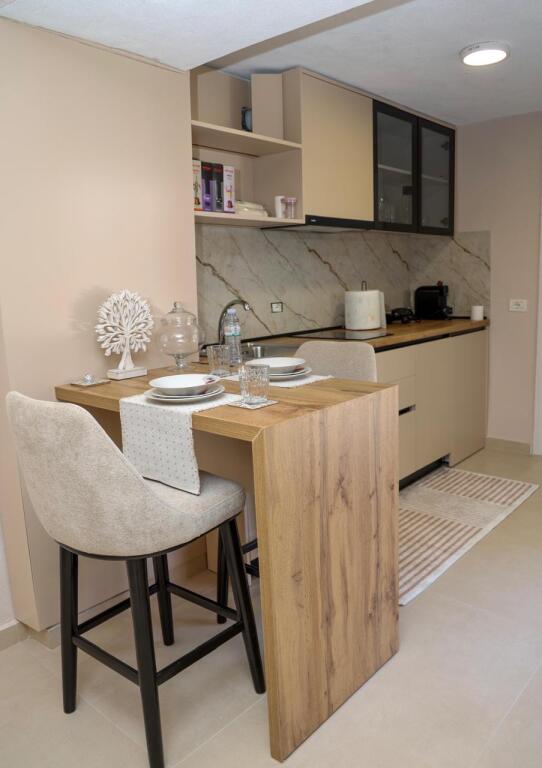 🚪Jepet me qira apartament 1+1 me parking  📍Qender Tiran  9 katshet Tek Hotel Stela💰 Çmimi: 750 euro  