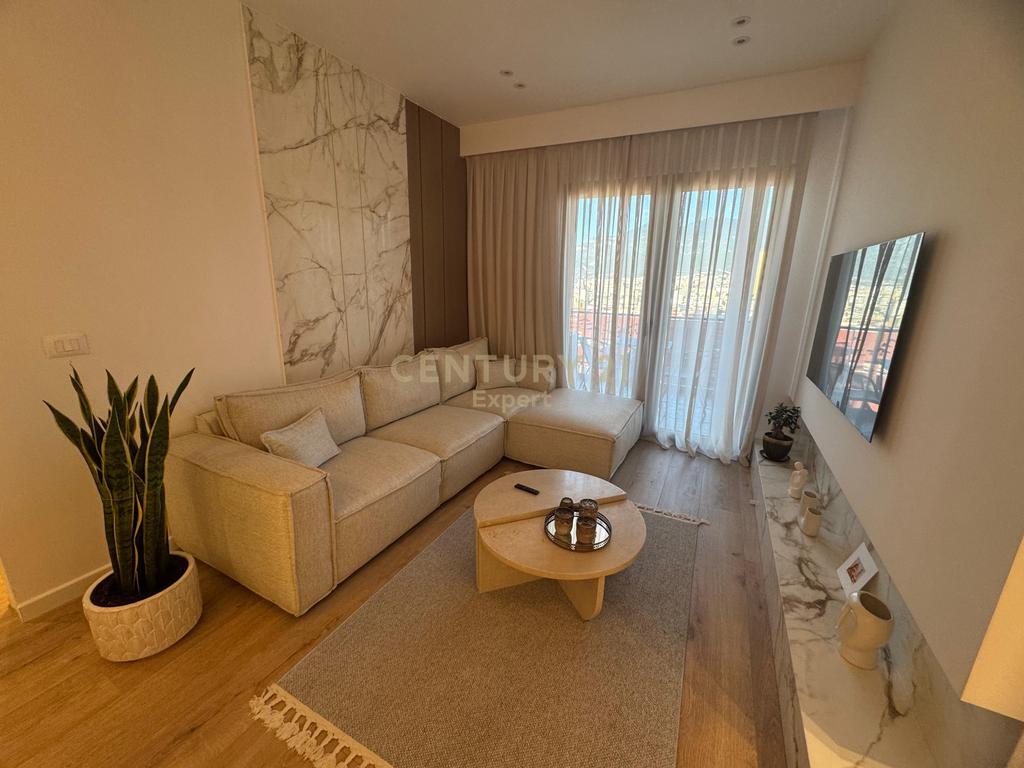 ME QIRA – APARTAMENT 2+1+2 TEK GARDEN BUILDING, Rruga e Kavajës