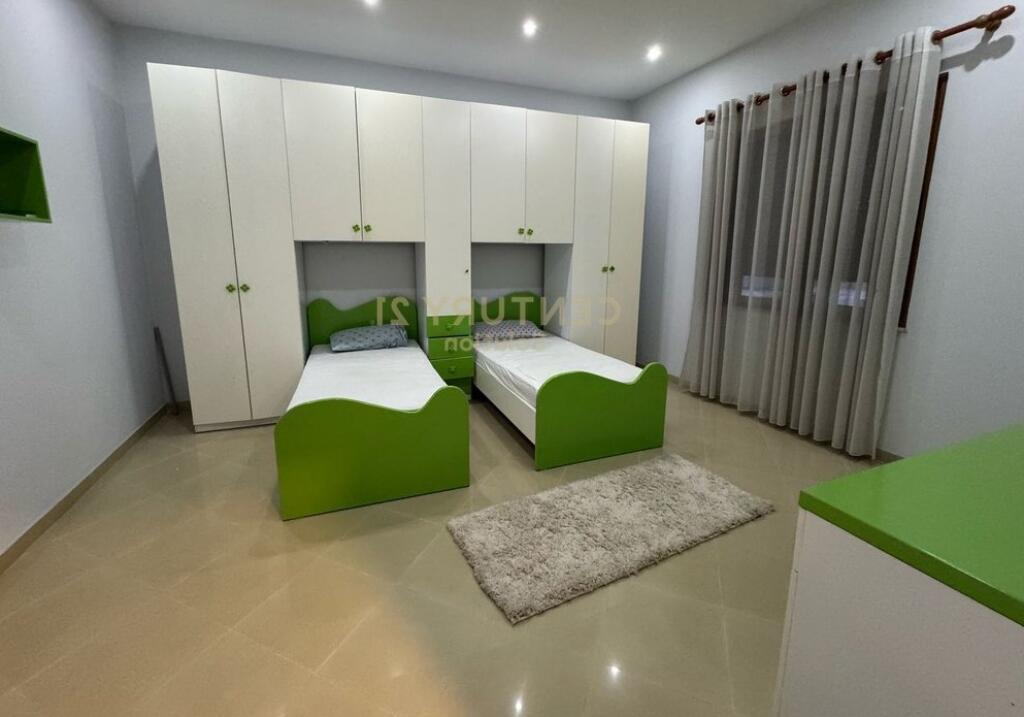 JEPET APARTAMENT 2+1 ME POST PARKIMI ME QIRA NE YZBERISH