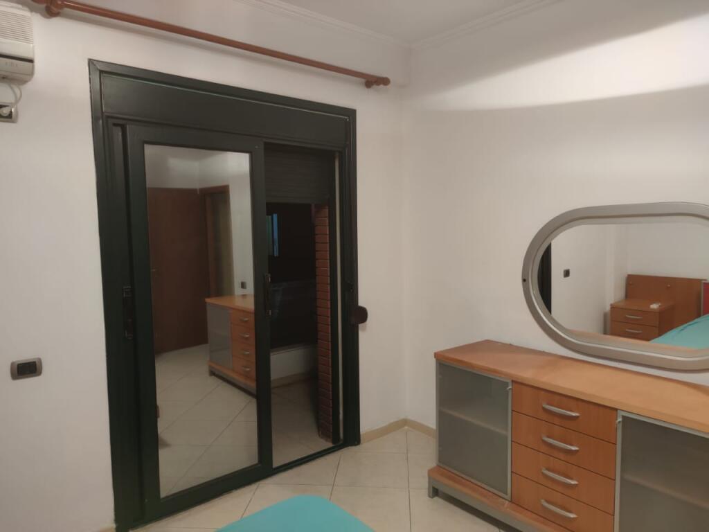 Apartament 2+1 me qira te Rruga Ferit Xhajko, prane ish Restorant Durresi