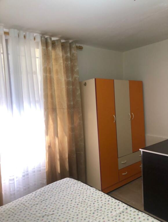 🏢Ne zonen e Rr.Dibres,prane Fakuletit te Mjeksise jepet me qera apartament 1+1,i mobiluar. 35,000Leke