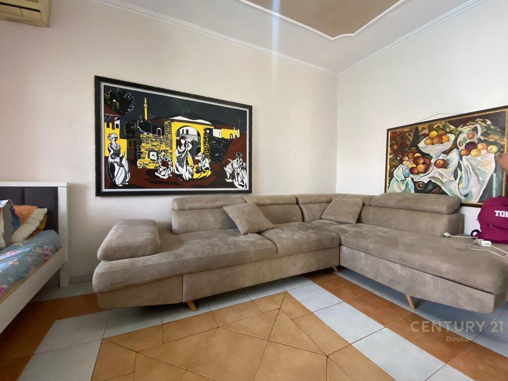 JAPIM ME QIRA APARTAMENT 1+1 RRUGA E DIBRES, MEDRESE !