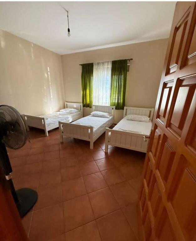 APARTAMENT ME QIRA 2+1- RR FERID XHAJKO (STACIONI I TRENIT)