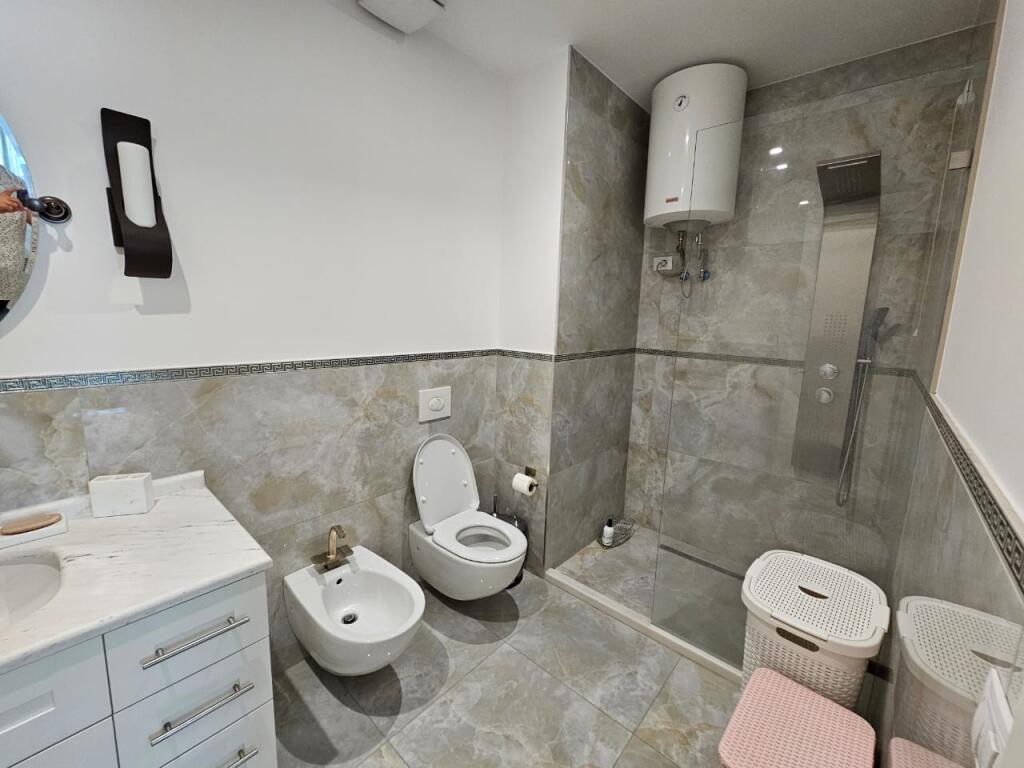 Jepet me qira Apartament 2+1 + Post Parkimi 📍 Kompleksi Ambasador 3!