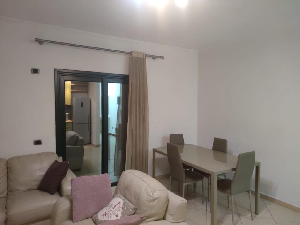 Apartament 2+1 me qira te Rruga Ferit Xhajko, prane ish Restorant Durresi
