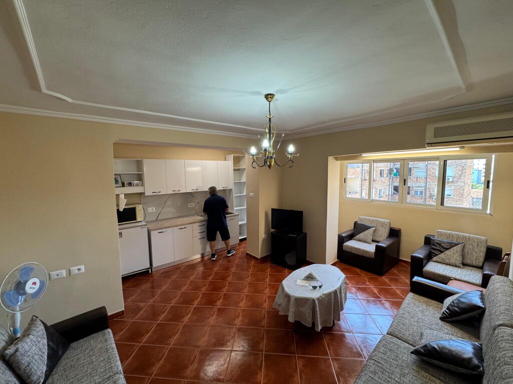 Shitet apartament 1+1 ne Qender te Pazari i Ri.