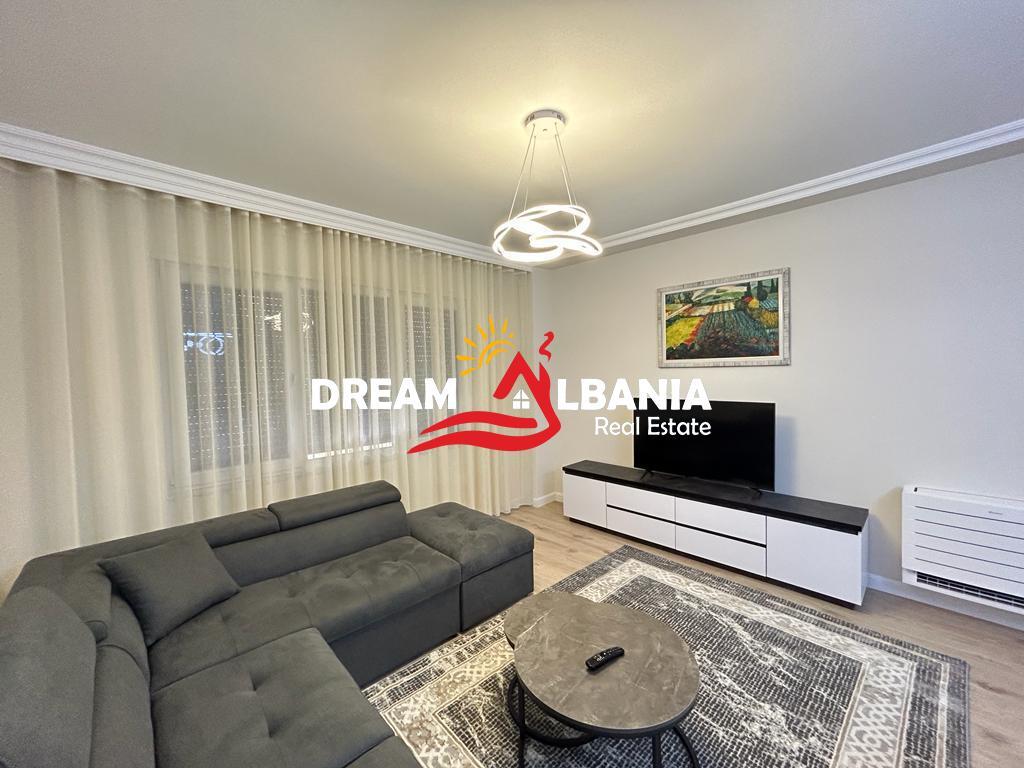 Super apartment 2+1+3 for rent with parking included at Pazari i Ri near Spar (ID 42215007)