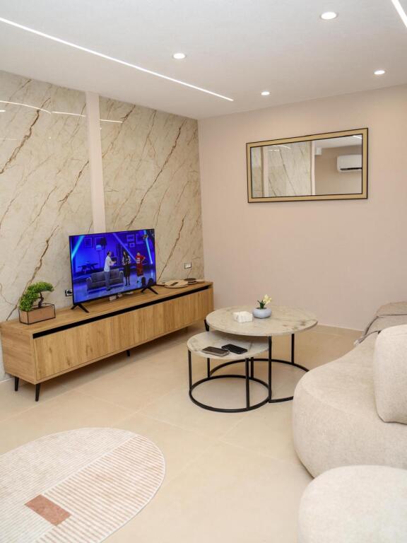 🚪Jepet me qira apartament 1+1 me parking  📍Qender Tiran  9 katshet Tek Hotel Stela💰 Çmimi: 750 euro  