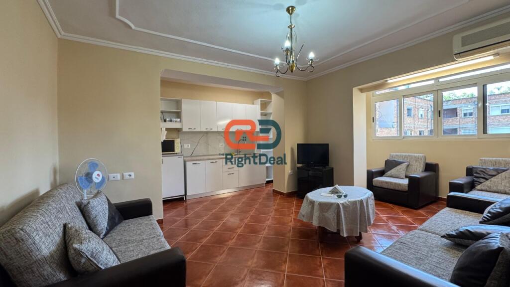 Prane Pazarit Te Ri, Shitet Apartament 1+1, Me Hapesira Te Bollshme Dhe Planimetri Te Rregullt !!