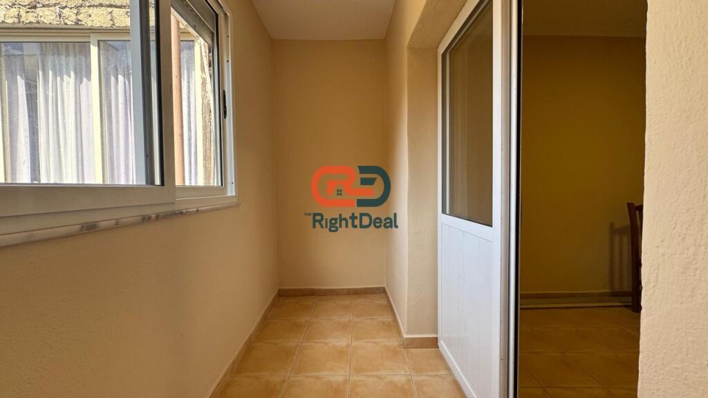 Prane Pazarit Te Ri, Shitet Apartament 1+1, Me Hapesira Te Bollshme Dhe Planimetri Te Rregullt !!